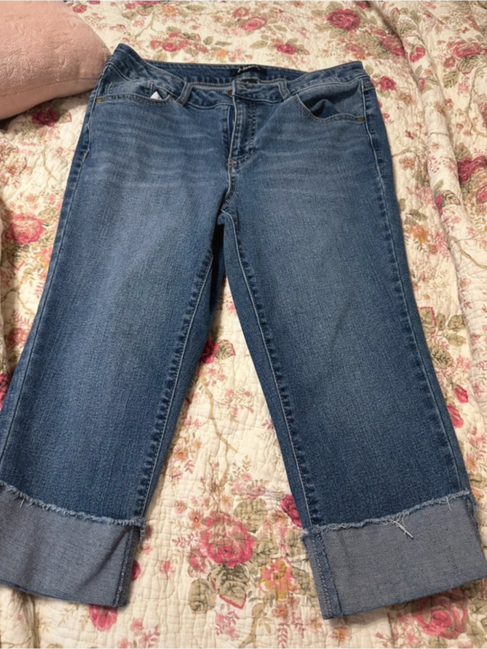 Size 6 D. Denim Cropped Cuffed Jeans